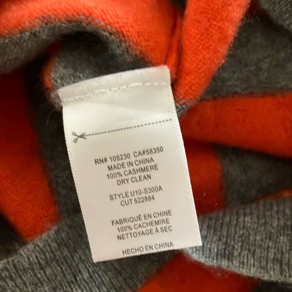 Equipment cashmere sweater medium. Removed tags coz I don’t like them.